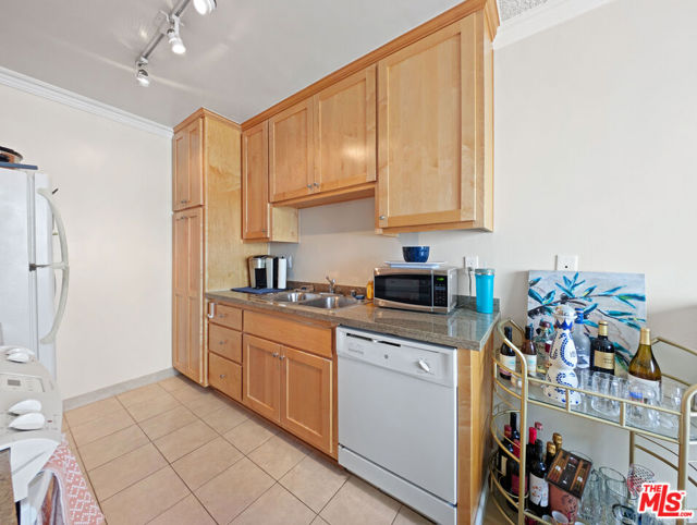 1538 11th Street, Santa Monica CA: https://media.crmls.org/mediaz/ba8658fa-d100-496d-9687-8b5ac592eb4f.jpg