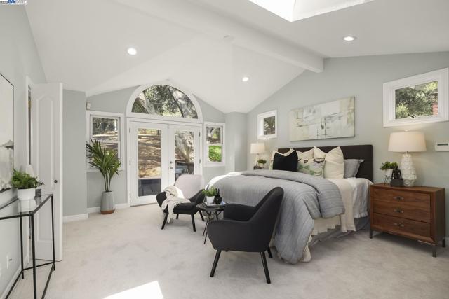 10 Easton Ct, Orinda CA: https://media.crmls.org/mediaz/ba871240-a378-4211-b245-2c5bcbabca56.jpg