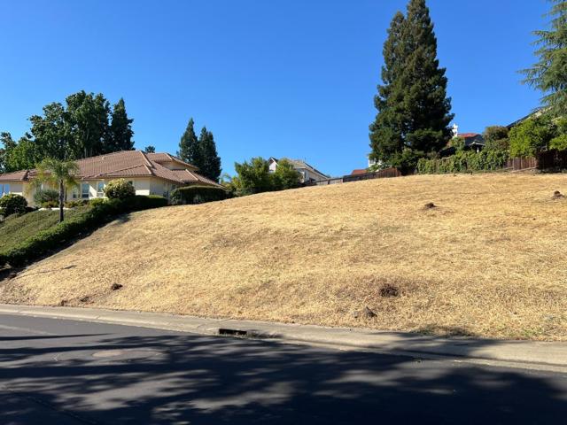 102 Black Gold Lane, Folsom CA: https://media.crmls.org/mediaz/ba872673-a4c0-4a9c-b3ed-252ca0b6ad20.jpg
