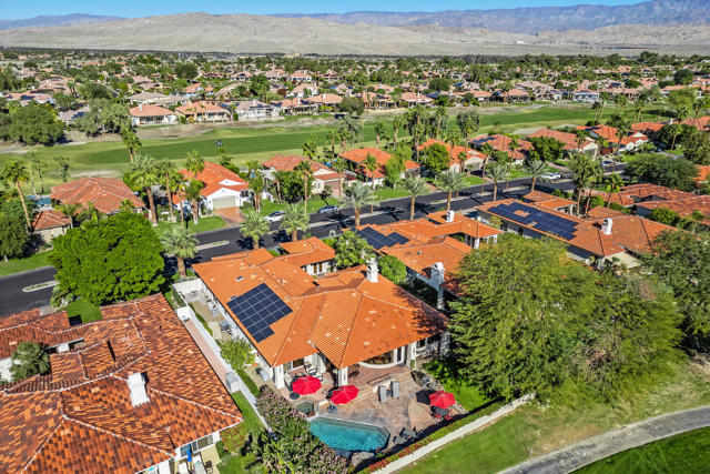 284 Loch Lomond Road, Rancho Mirage CA: https://media.crmls.org/mediaz/ba873dae-6d38-43ce-ac63-808925c54e02.jpg