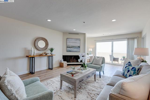 1001 Shoreline Dr, Alameda CA: https://media.crmls.org/mediaz/ba87ce17-8202-4b55-bbd9-c934c807e9f7.jpg