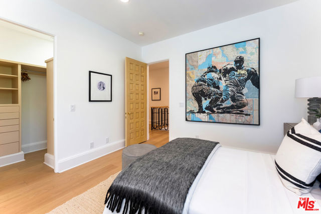 812 N Bedford Drive, Beverly Hills CA: https://media.crmls.org/mediaz/ba87e454-1bb0-45af-b5a5-591c11afd1f9.jpg