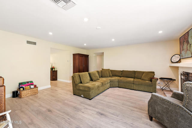 2063 Woodglen Street, Simi Valley CA: https://media.crmls.org/mediaz/ba8913df-8fe8-49a7-934f-721d60e26300.jpg