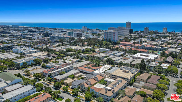 1022 10th Street, Santa Monica CA: https://media.crmls.org/mediaz/ba8935ff-5dd0-4718-900c-57a9e3b615fe.jpg