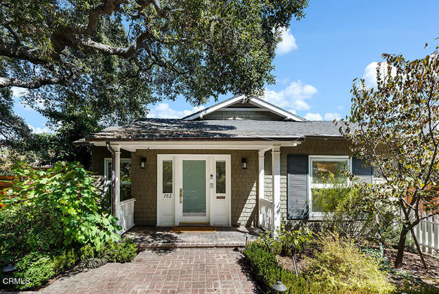 782 S Arroyo Boulevard, Pasadena CA: https://media.crmls.org/mediaz/ba894bd8-1f47-4c37-a141-8ae8509ee1ac.jpg