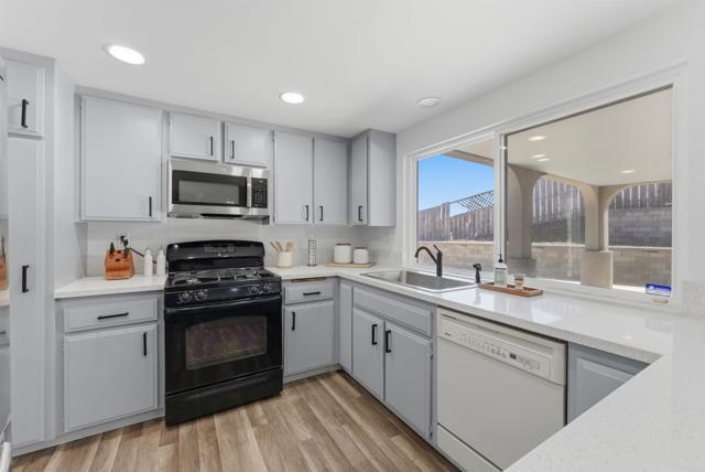 Detail Gallery Image 10 of 43 For 1770 Tooley Cir, San Diego,  CA 92114 - 4 Beds | 3 Baths