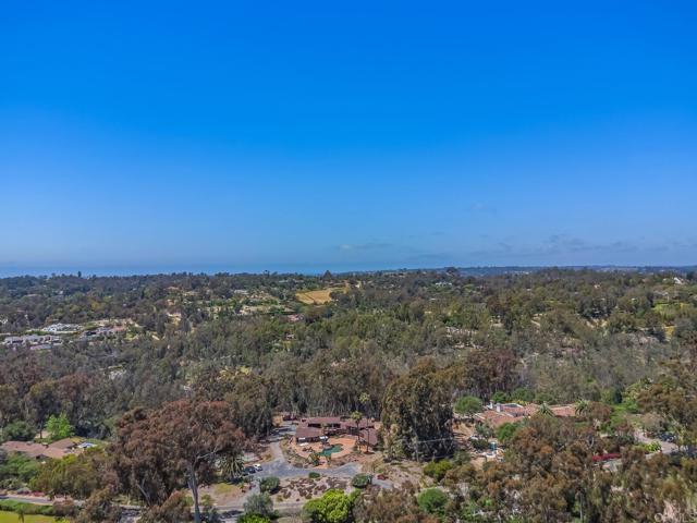 15390 Las Planideras, Rancho Santa Fe CA: https://media.crmls.org/mediaz/ba89ffaa-aee4-463e-ad52-cb64e68f23c5.jpg