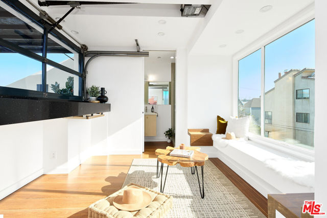 5106 Pacific Avenue, Marina del Rey CA: https://media.crmls.org/mediaz/ba8b2aa7-7404-4b90-bd1c-30fc22a2d4c1.jpg