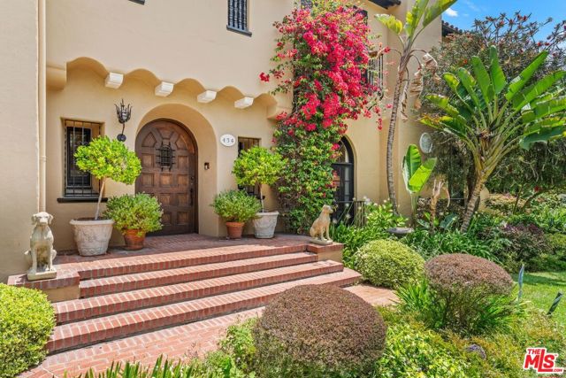 434 S Muirfield Road, Los Angeles CA: https://media.crmls.org/mediaz/ba8c96ff-3328-48cc-92e4-65aff9796722.jpg