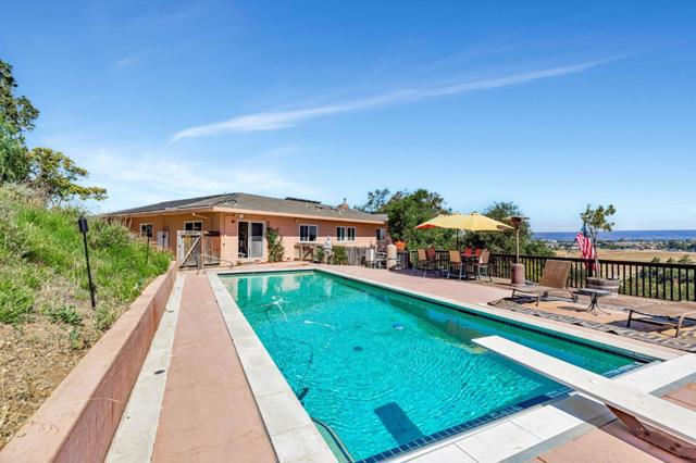 216 Enterprise Road, Hollister CA: https://media.crmls.org/mediaz/ba8cb869-0836-4329-9702-9eb30423aa70.jpg
