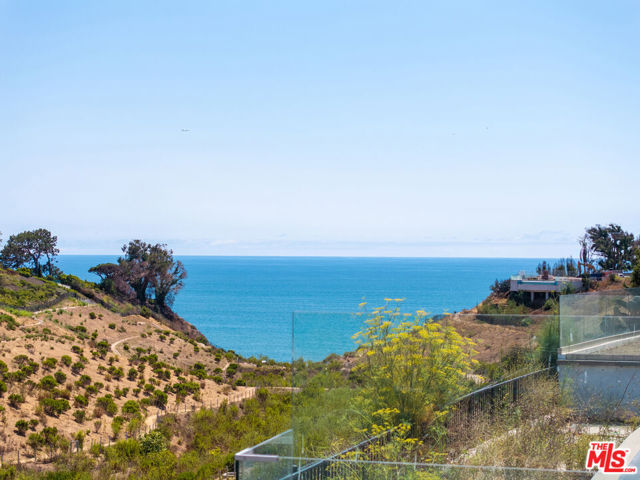 15209 De Pauw Street, Pacific Palisades CA: https://media.crmls.org/mediaz/ba8d0a61-5fc6-4e83-9b99-5c288507e98b.jpg