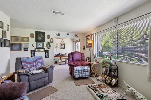 880 Apricot Lane, Hollister CA: https://media.crmls.org/mediaz/ba8ddf40-faa8-4acb-b851-4ed37e260ba6.jpg