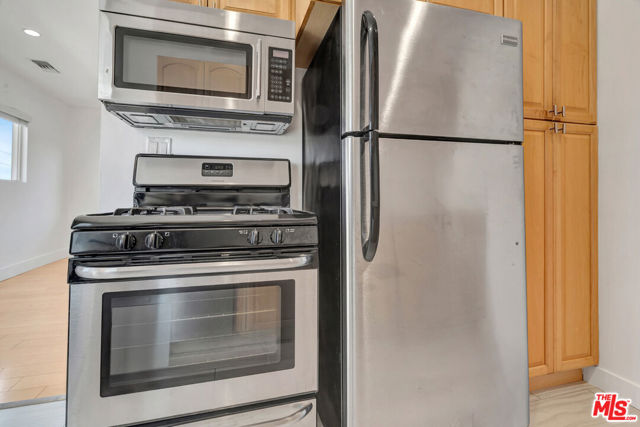 119 Paloma Avenue, Venice CA: https://media.crmls.org/mediaz/ba8e04cc-b193-425a-91dc-8aa3f93cc92f.jpg