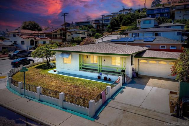 1852 Locust St, San Diego CA: https://media.crmls.org/mediaz/ba8ffef0-170f-459d-a02f-6d0a90a2e516.jpg