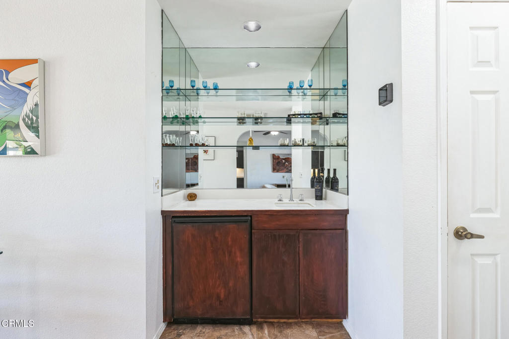 https://media.crmls.org/mediaz/ba9017e2-4d52-4e46-a80c-ac813a6158e5.jpg?preset=X-Large
