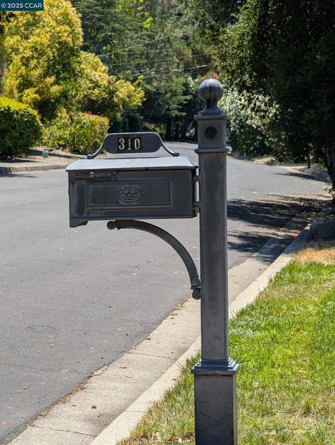 310 Miranda Ln, Alamo CA: https://media.crmls.org/mediaz/ba9023d1-697b-401e-9d3e-6c44e6c1a5fc.jpg