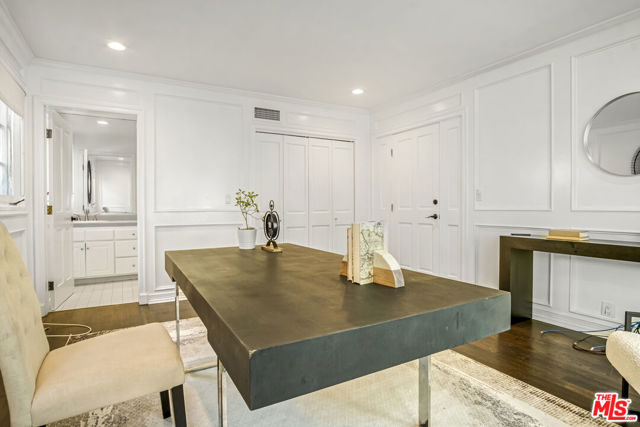 116 N Palm Drive, Beverly Hills CA: https://media.crmls.org/mediaz/ba905813-50ae-4057-882a-348898932200.jpg