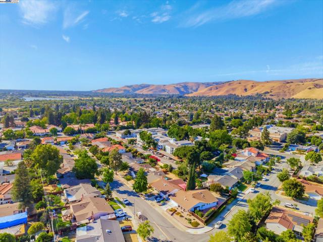 41519 Apricot Ln, Fremont CA: https://media.crmls.org/mediaz/ba91e0d6-90fa-4acb-a3d2-6b03d2a8dde3.jpg