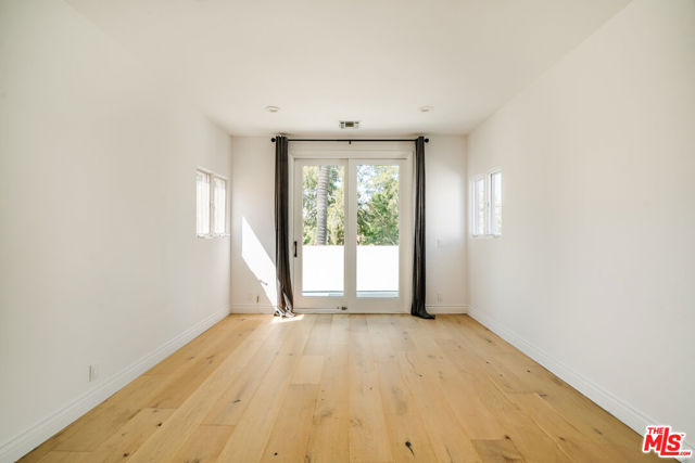 609 21st Place, Santa Monica CA: https://media.crmls.org/mediaz/ba91e948-d577-4d47-99fd-beb8d084e10a.jpg