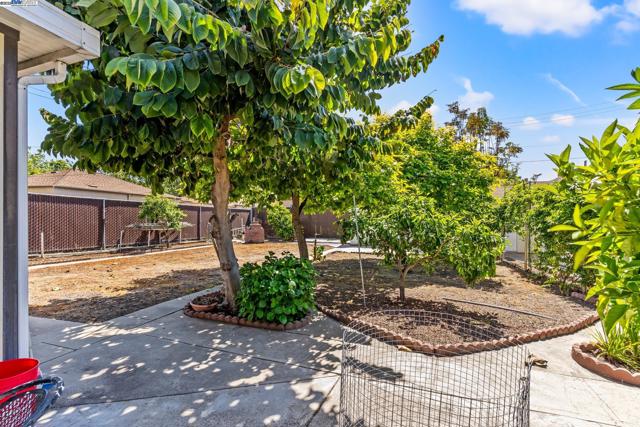18289 Meekland Ave, Hayward CA: https://media.crmls.org/mediaz/ba922551-9337-4044-be80-7a8cbde86a42.jpg
