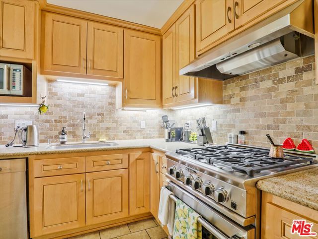 9950 Durant Drive, Beverly Hills CA: https://media.crmls.org/mediaz/ba935577-3a7f-435a-a991-8710a830d725.jpg