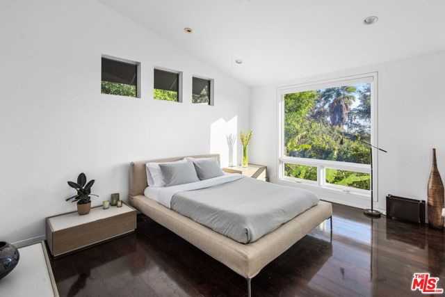 1415 Summitridge Drive, Beverly Hills CA: https://media.crmls.org/mediaz/ba93db2e-79be-4cff-b83f-162fe89c9ba9.jpg