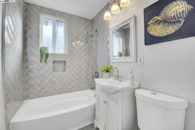215 Isleton Ave, Oakland CA: https://media.crmls.org/mediaz/ba950a04-0c1b-49f2-b1af-32ae880ccc9e.jpg