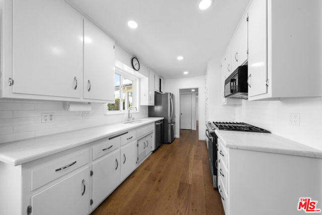 9413 La Reina Place photo 6