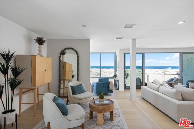 5205 Ocean Front Walk, Marina del Rey CA: https://media.crmls.org/mediaz/ba953cb1-3474-4e0d-91d0-36d5195add98.jpg