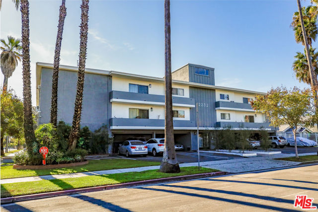 2232 W 24th Street, Los Angeles CA: https://media.crmls.org/mediaz/ba961773-dc6f-4ad1-b5a5-2e3ec5161926.jpg