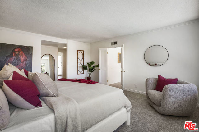 5136 Los Bonitos Way, Los Angeles CA: https://media.crmls.org/mediaz/ba9718bb-56f7-49d6-a561-92a6803b7a1c.jpg