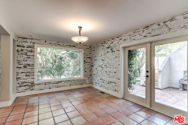 117 Navajo Lane, Topanga CA: https://media.crmls.org/mediaz/ba976132-5854-492a-ab6b-1ef4b5b62459.jpg