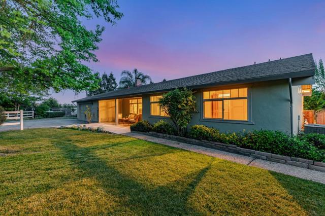 10495 Garcia Lane, Gilroy CA: https://media.crmls.org/mediaz/ba9767b1-59a4-4cc9-989a-3e2b997808fb.jpg