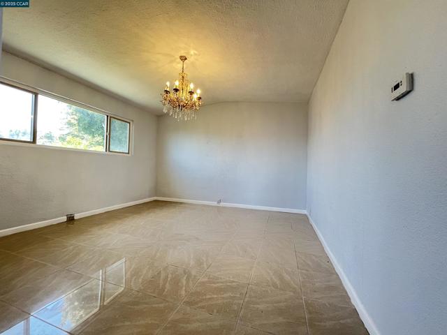 7618 Sunkist Dr, Oakland CA: https://media.crmls.org/mediaz/ba9789bb-19ae-414f-acba-e4cbf482c21c.jpg