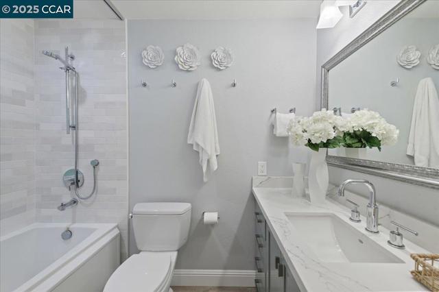 9461 Thunderbird Pl, San Ramon CA: https://media.crmls.org/mediaz/ba9979ce-0052-4b90-993a-e7a2d43c5d05.jpg