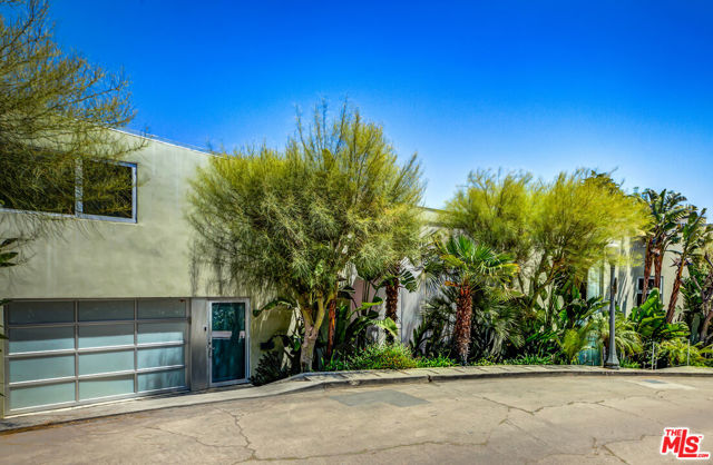 3813 Ronda Vista Place, Los Angeles CA: https://media.crmls.org/mediaz/ba9a1014-17df-45a9-8906-bf0d3e487293.jpg