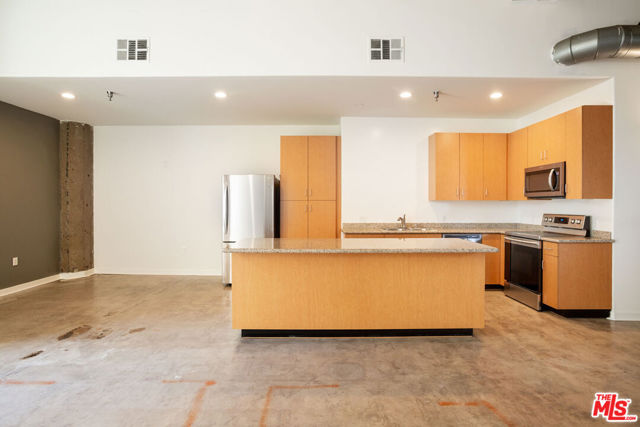 711 S Olive Street, Los Angeles CA: https://media.crmls.org/mediaz/ba9b1a3d-72fe-4308-a072-4968348ffd17.jpg