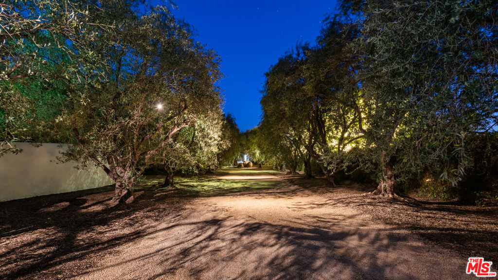 https://media.crmls.org/mediaz/ba9b930f-91a6-4829-b39b-986f43bb89d1.jpg?preset=X-Large