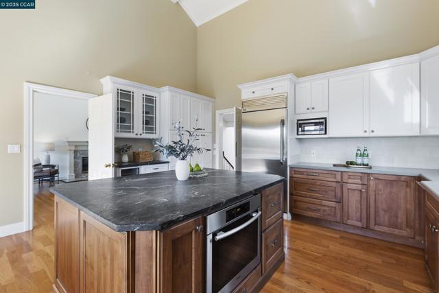25 Watchwood Ct, Orinda CA: https://media.crmls.org/mediaz/ba9c3418-09a6-46d2-981c-3d73cd0bc749.jpg