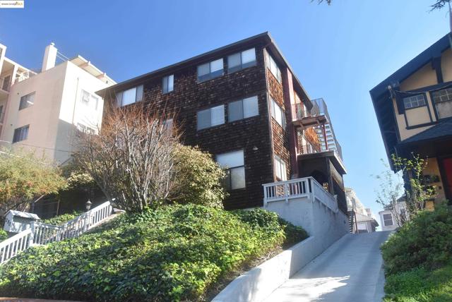 290 Park View Terrace, Oakland CA: https://media.crmls.org/mediaz/ba9c6cfb-1b48-45bf-9f8f-94e56ee8fd9b.jpg