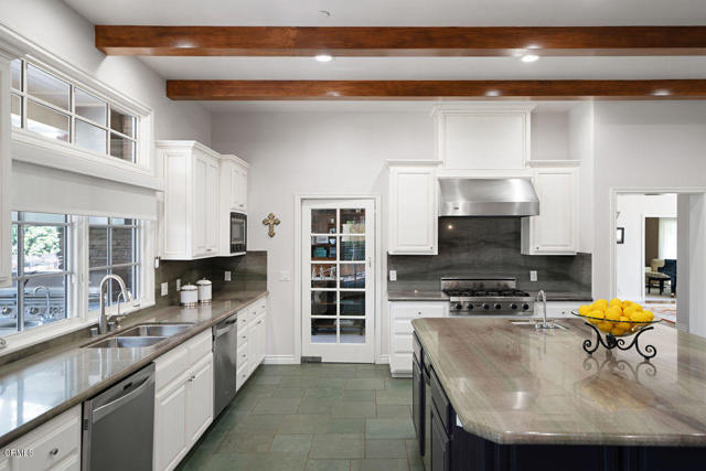 Detail Gallery Image 11 of 68 For 2017 Freeborn Way, Camarillo,  CA 93012 - 6 Beds | 6/1 Baths