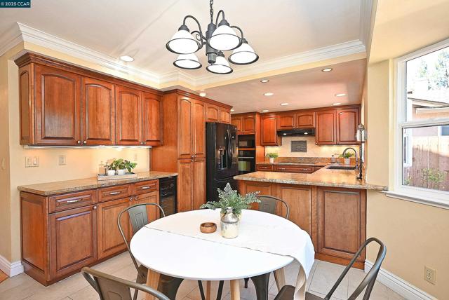 5091 Saint Celestine Ct, Concord CA: https://media.crmls.org/mediaz/ba9d9e58-007c-4811-806d-b1f1fe0a449a.jpg