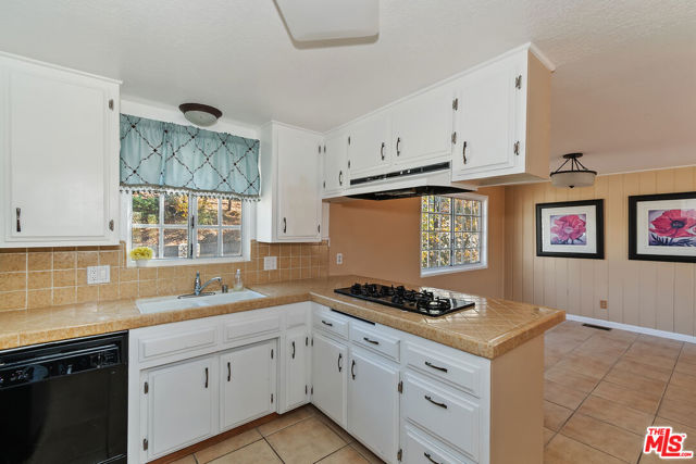 28665 Zion Drive, Lake Arrowhead CA: https://media.crmls.org/mediaz/ba9f4866-002c-4155-83d0-4b0e204c2c79.jpg