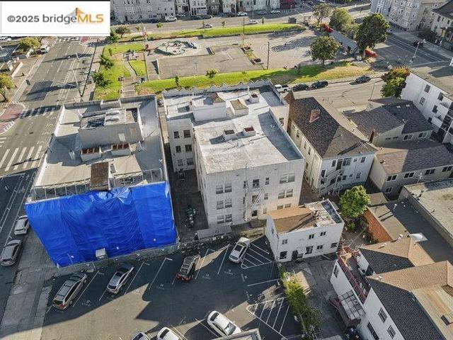 160 9Th St, Oakland CA: https://media.crmls.org/mediaz/ba9f7196-6518-459a-9ffe-3cdb91f5305f.jpg