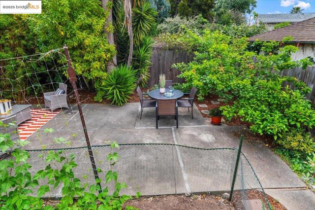 3058 Berlin Way, Oakland CA: https://media.crmls.org/mediaz/ba9fd9a0-41e0-46a6-ac0d-fc2e838d32d3.jpg