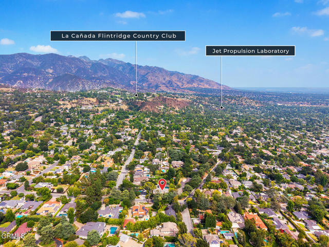 5008 La Canada Boulevard, La Canada Flintridge CA: https://media.crmls.org/mediaz/baa0dad8-9159-4cbe-af51-b3184db8a330.jpg