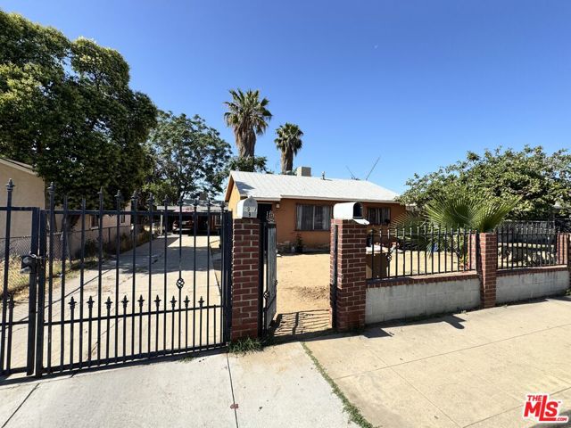 2927 Lake Street, Bakersfield CA: https://media.crmls.org/mediaz/baa10863-4366-4e24-8846-8fcac7f15d4d.jpg