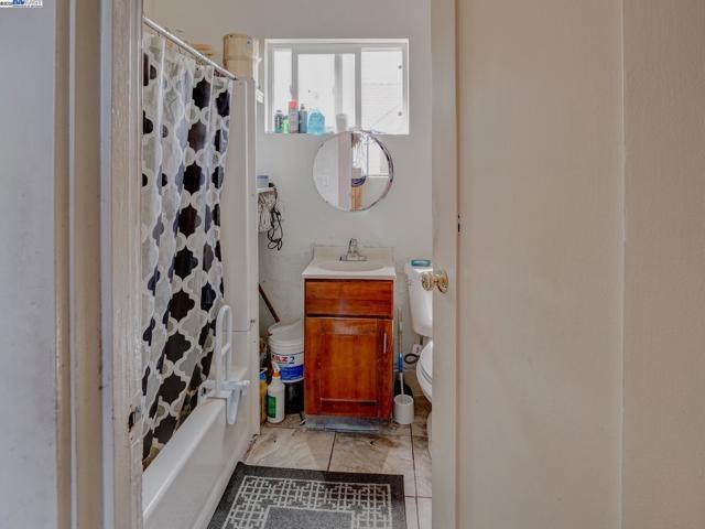 1437 25Th Ave, Oakland CA: https://media.crmls.org/mediaz/baa18116-1b07-4b3d-b7ac-0e9588a2dafc.jpg