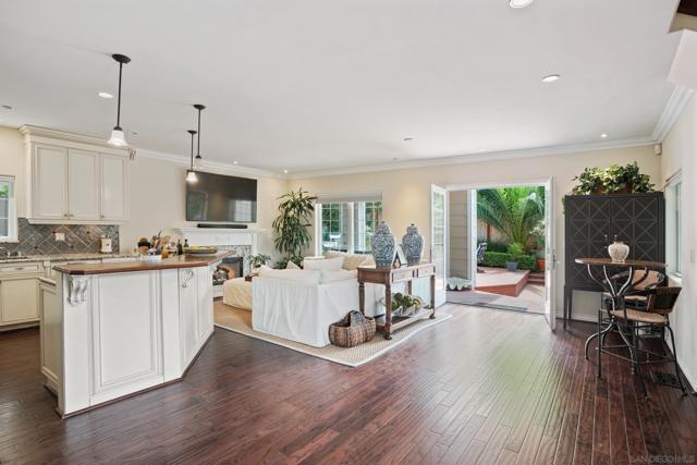 7824 Exchange Pl, La Jolla CA: https://media.crmls.org/mediaz/baa204b6-f515-4366-bfcc-12531568dbde.jpg