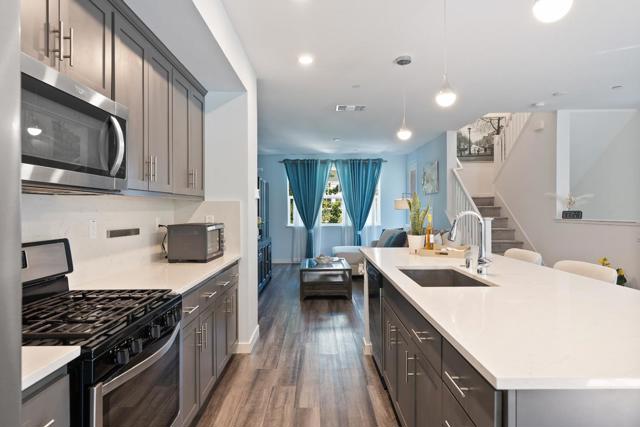320 Circuit Way, Mountain View CA: https://media.crmls.org/mediaz/baa27394-3ce2-43aa-aea2-ad3cb90d7aa9.jpg
